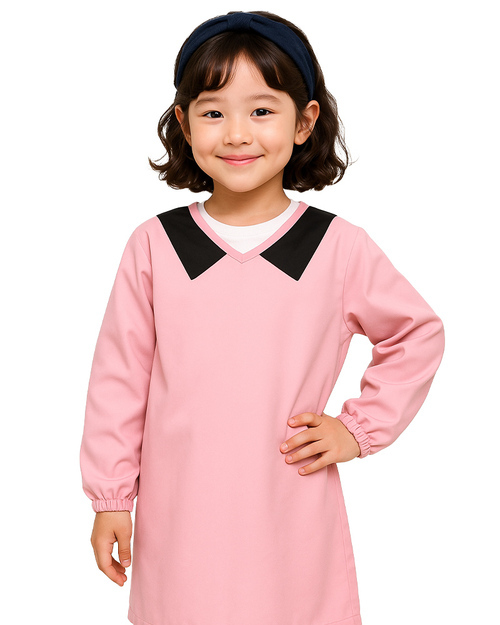 團體服樣式精選<br>幼兒園圍兜 長袖 訂製款 假領片款 粉紅配黑<span>BIC-02-08-Style</span>